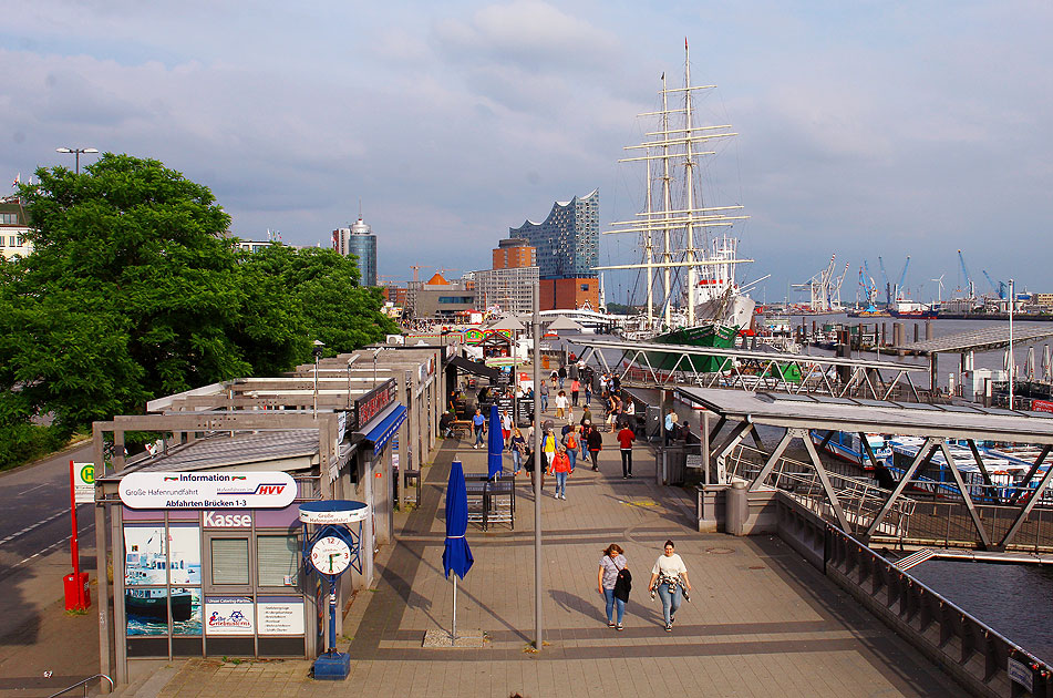 Die St. Pauli Landungsbrücken in Hamburg