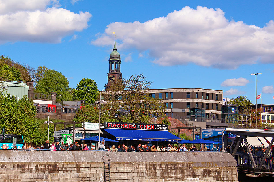 An den St. Pauli Landungsbrücken in Hamburg