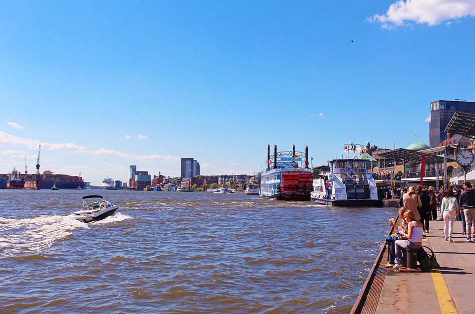 Die Elbe an den Landungsbrücken in Hamburg