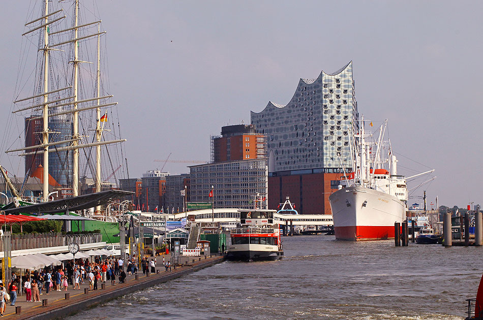 Die Landungsbrücken in Hamburg