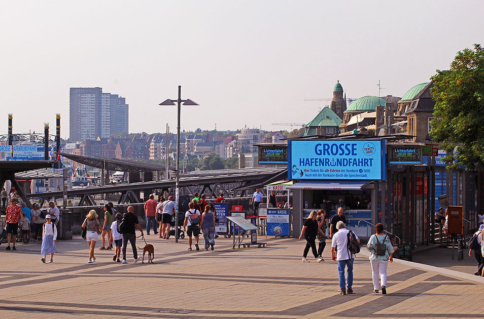 Die Straße bei den St. Pauli Landungsbrücken