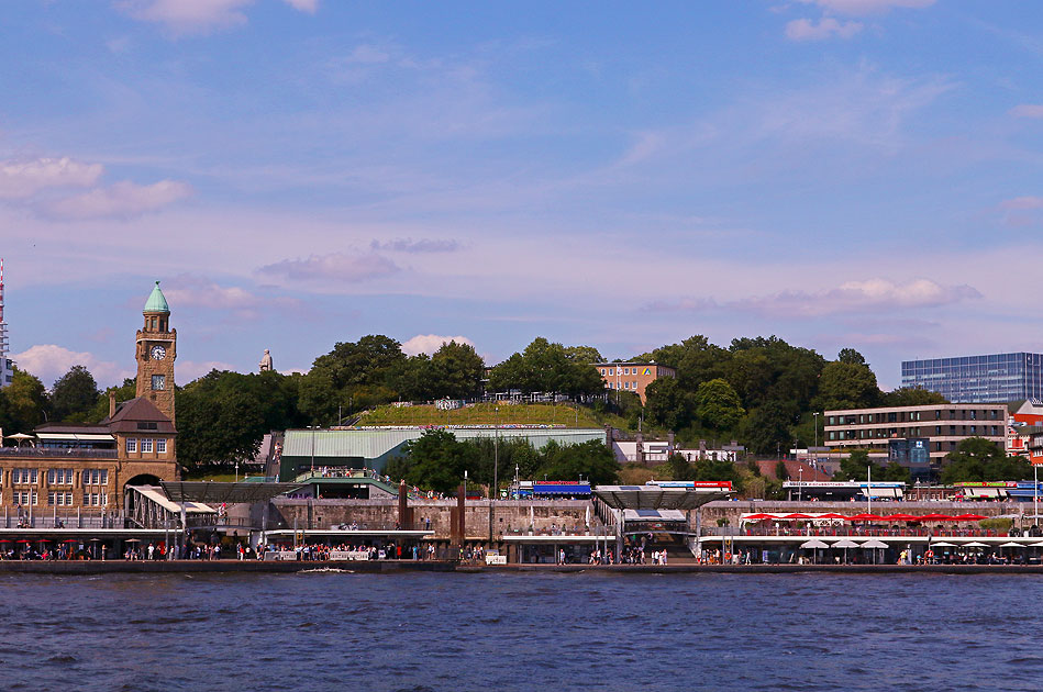 Die St. Pauli Landungsbrücken in Hamburg