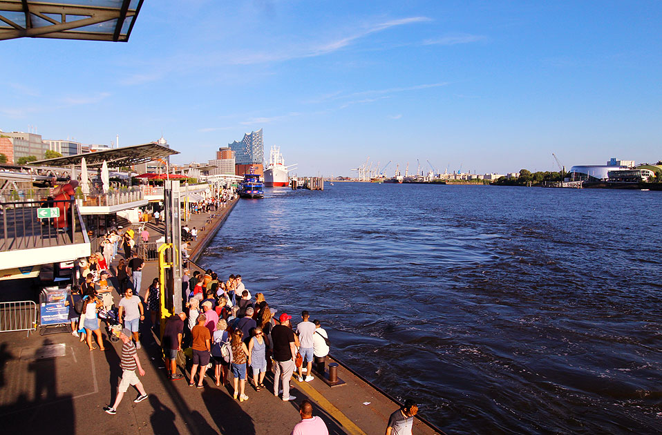 An den St. Pauli Landungsbrücken in Hamburg