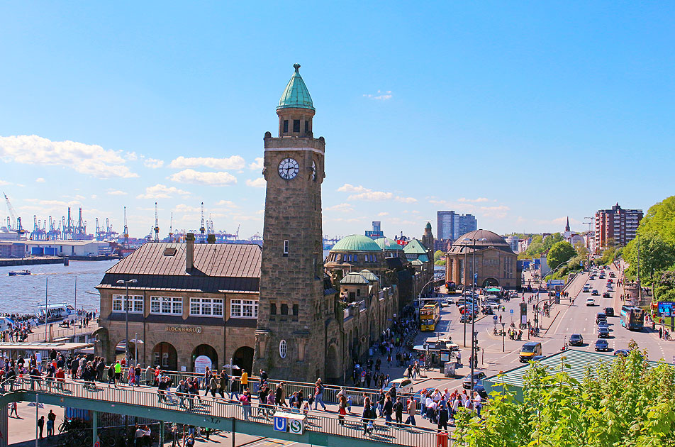 Die Landungsbrücken in Hamburg
