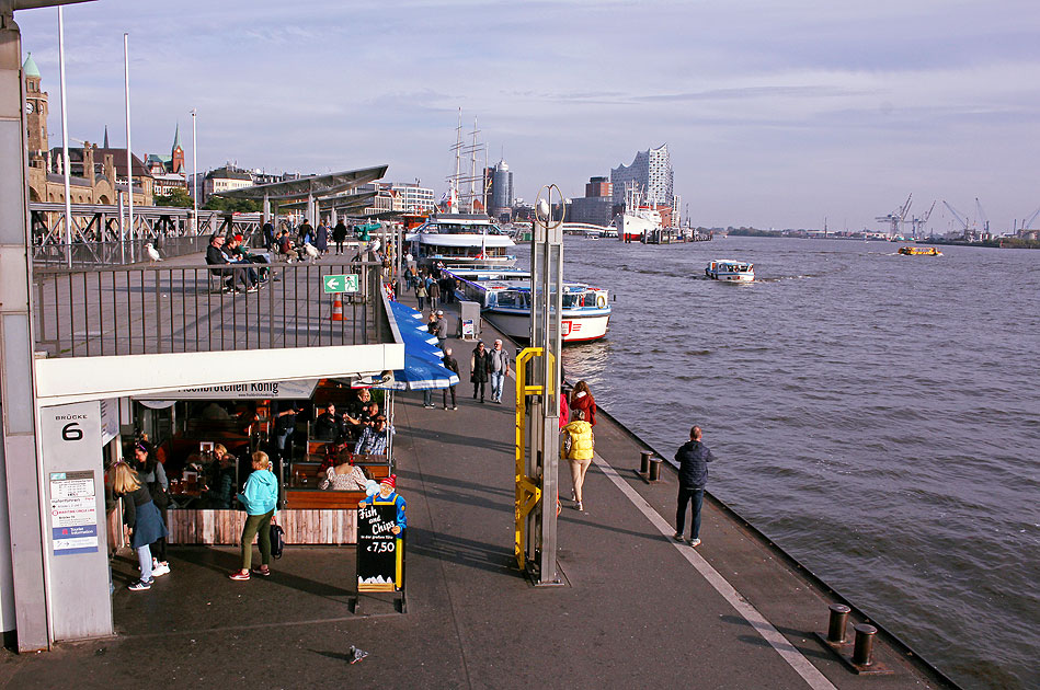 An den St. Pauli Landungsbrücken in Hamburg