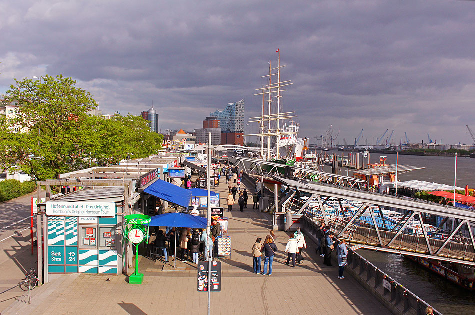 An den St. Pauli Landungsbrücken in Hamburg
