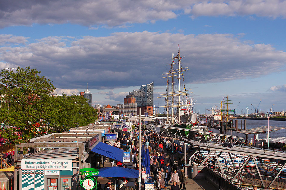 An den St. Pauli Landungsbrücken in Hamburg