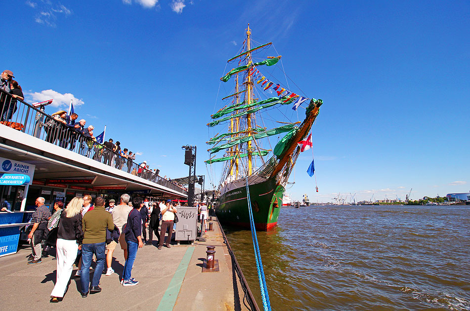 Der Hafengeburtstag in Hamburg mit der Alexander von Humboldt II
