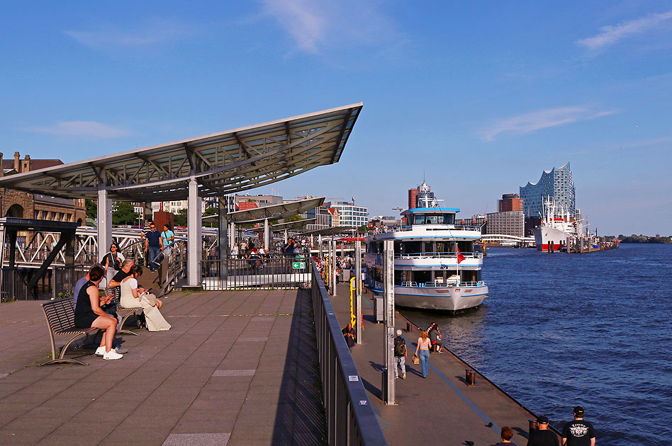 Auf dem Anleger an den St. Pauli Landungsbrücken in Hamburg