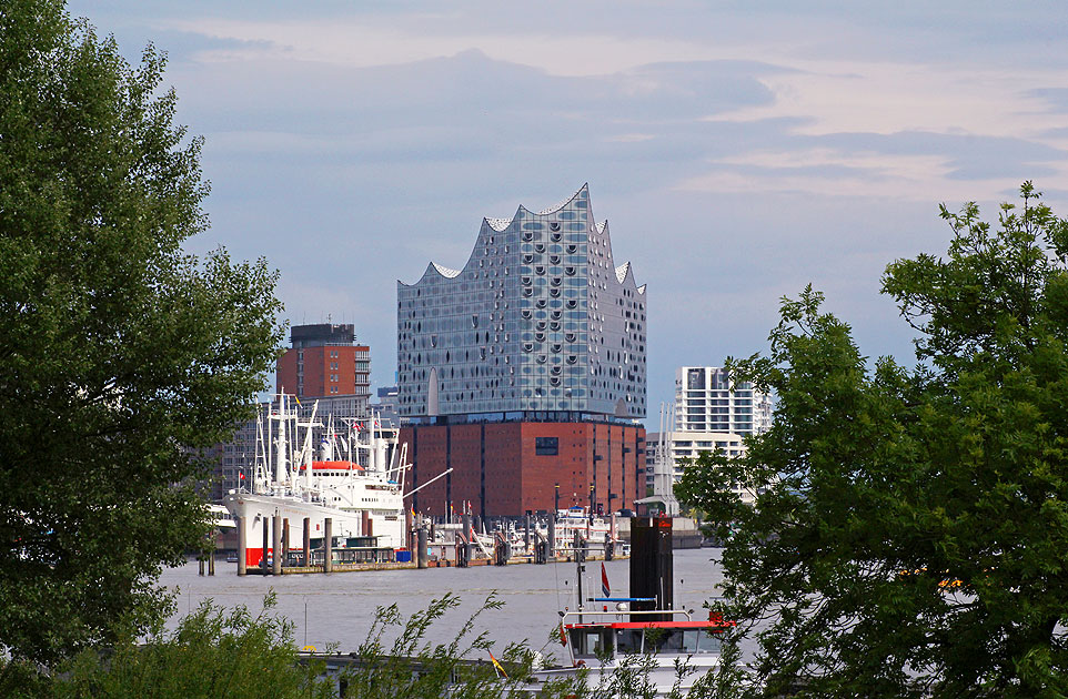 Die Cap San Diego und die Elbphilharmonie in Hamburg