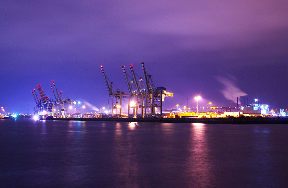 Der Hamburger Hafen bei Nacht