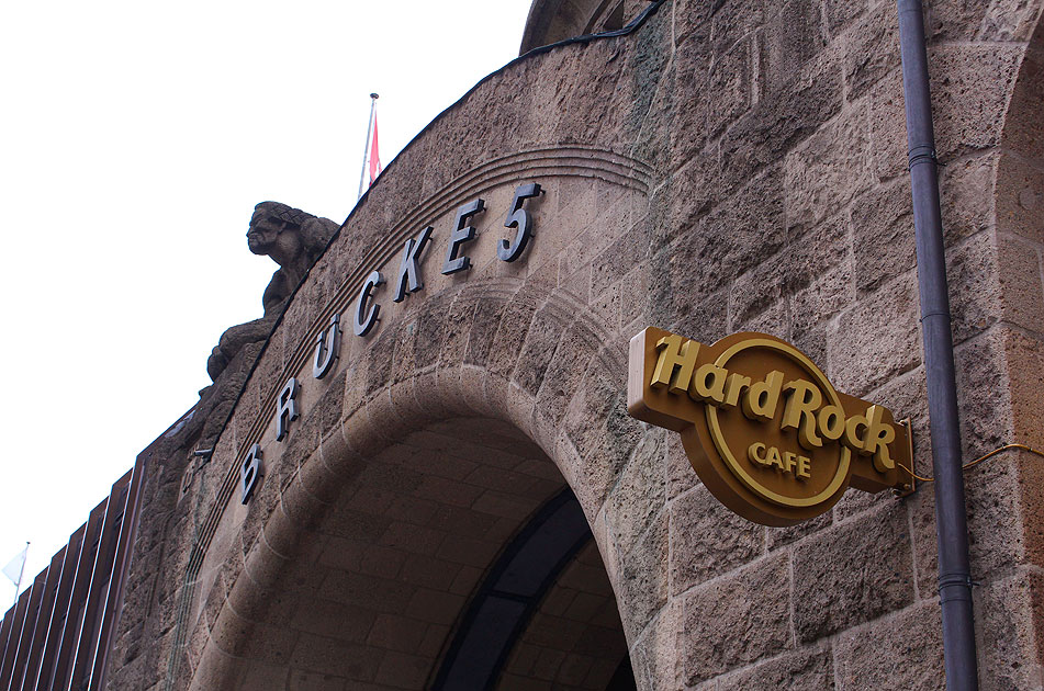 Die Brücke 5 an den St. Pauli Landungsbrücken in Hamburg