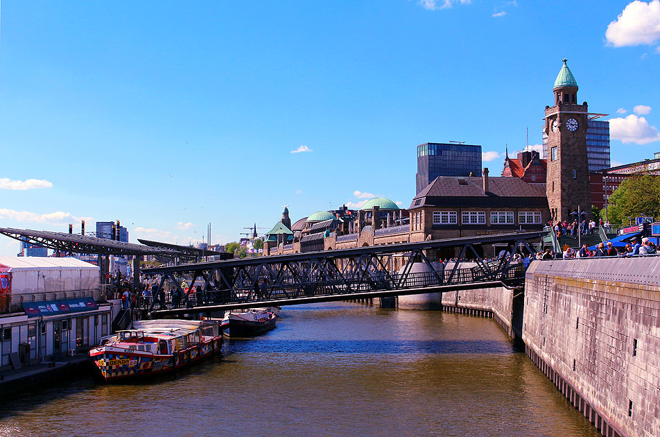 Die St. Pauli Landungsbrücken in Hamburg