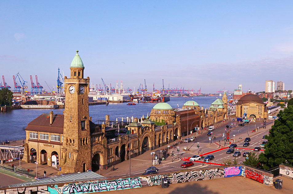 Die St. Pauli Landungsbrücken in Hamburg