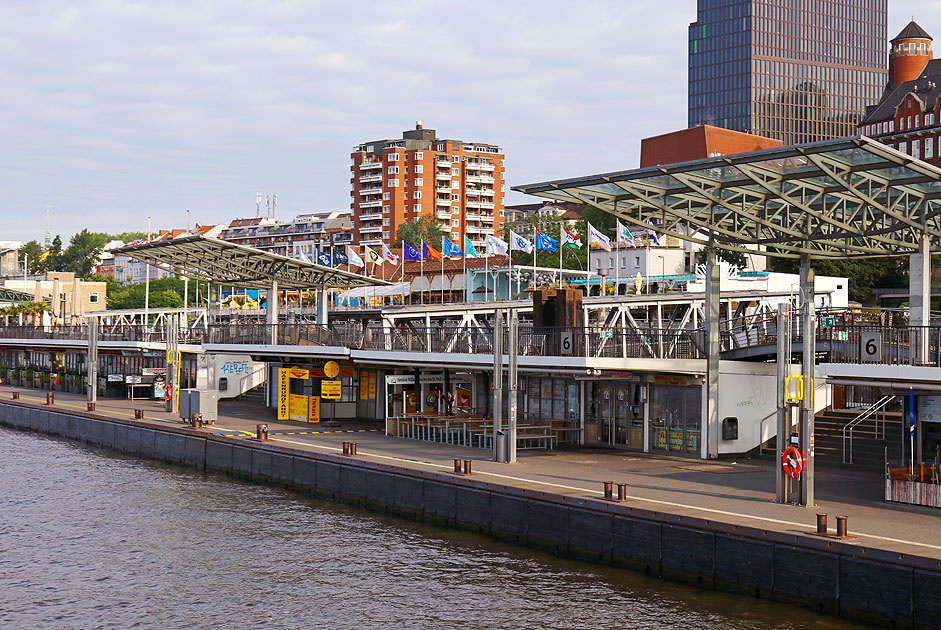 Die Brücken 6 und 7 an den St. Pauli Landungsbrücken in Hamburg