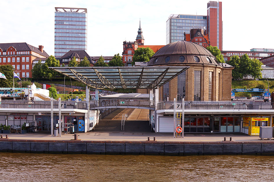 Die Brücke 7 an den St. Pauli Landungsbrücken in Hamburg