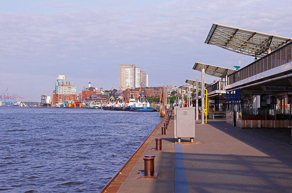 Die Elbe und der Anleger St. Pauli Landungsbrücken in Hamburg