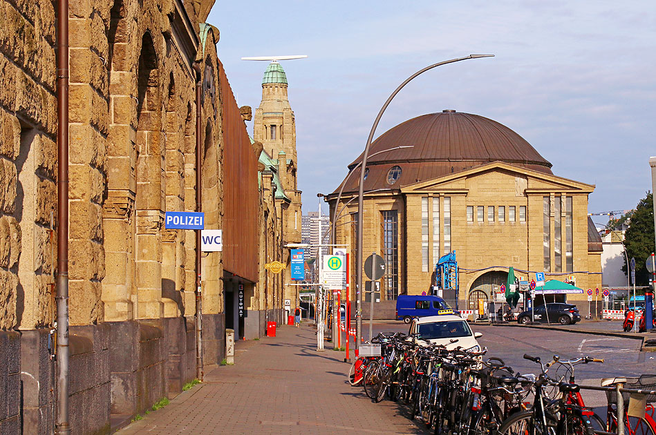 Die Straße Bei den St. Pauli Landungsbrücken in Hamburg
