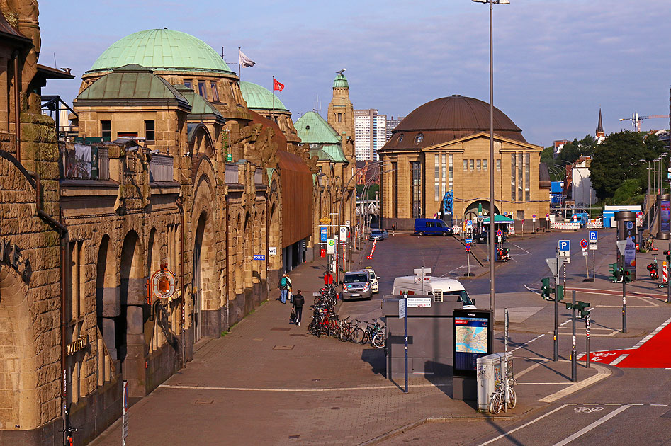 Die Straße Bei den St. Pauli Landungsbrücken in Hamburg