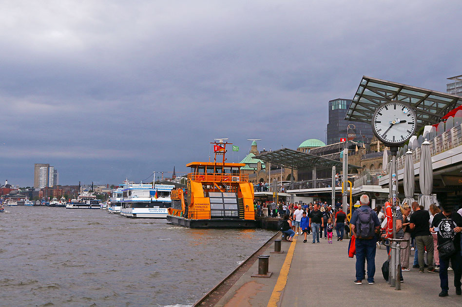 Auf dem Anelger an den St. Pauli Landungsbrücken in Hamburg