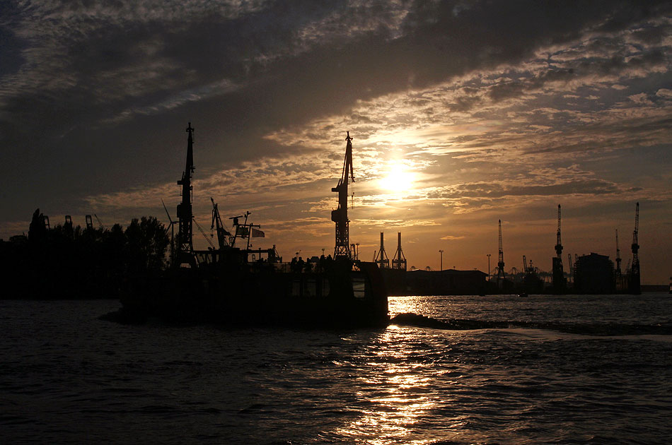 Sonnenuntergang an den St. Pauli Landungsbrücken in Hamburg