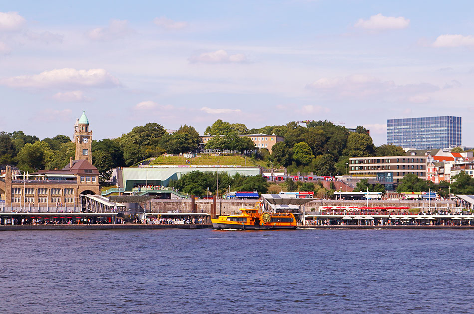 Die St. Pauli Landungsbrücken in Hamburg