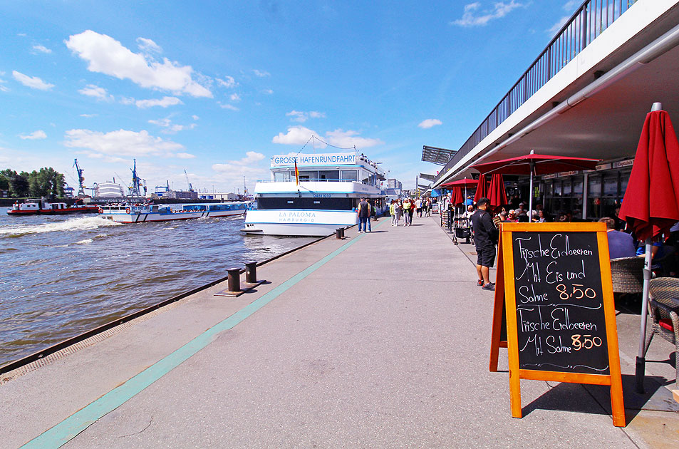 Auf dem Anleger an den St. Pauli Landungsbrücken in Hamburg