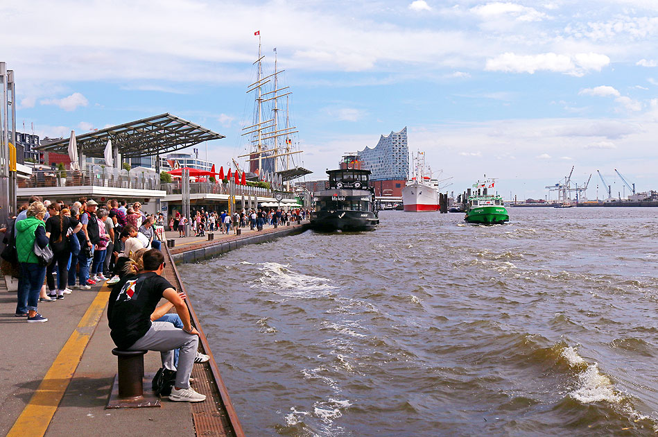 Auf dem Anleger an den St. Pauli Landungsbrücken in Hamburg
