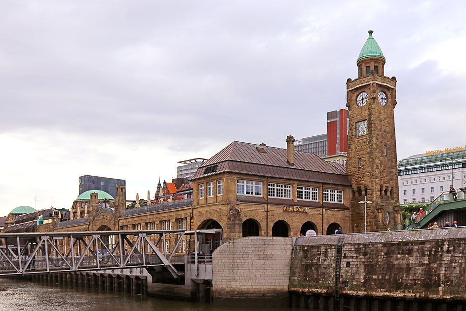 Das Abfertigungsgebäude an den St. Pauli Landungsbrücken in Hamburg
