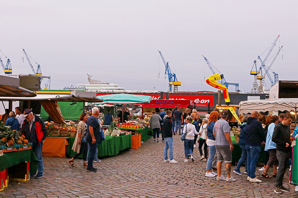 Der Fischmarkt in Hamburg ist eine Touristenattraktion