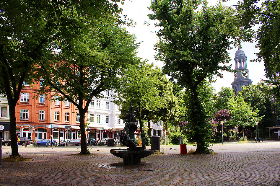 Der Großneumarkt in Hamburg mit dem Michel