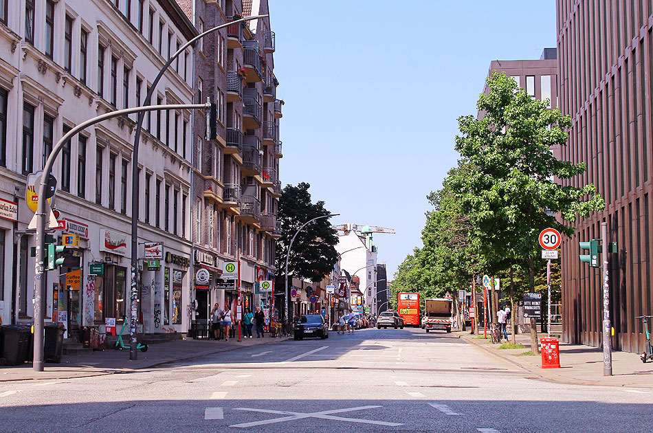 Die Davidstraße in Hamburg auf St. Pauli mit der Bushaltestelle Bernhard-Nocht-Straße