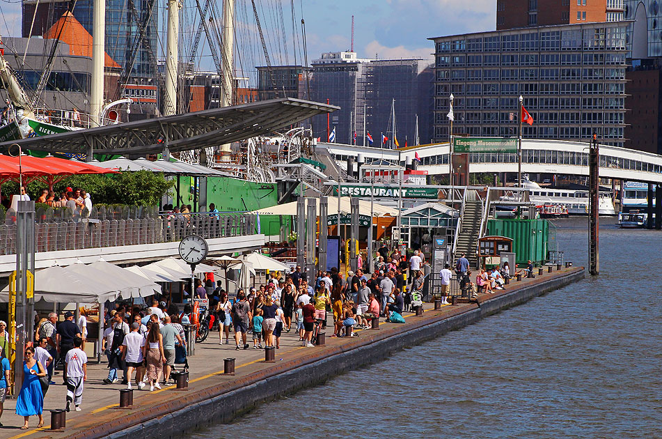 Der Anleger an den St. Pauli Landungsbrücken in Hamburg
