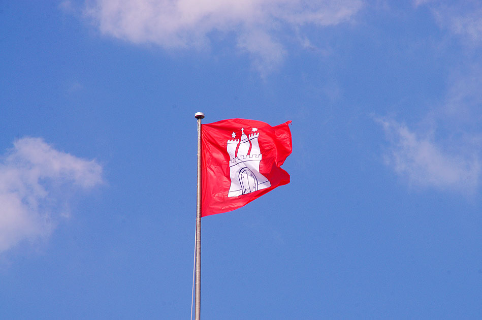 Eine Fahne in Hamburg mit dem Landeswappen auf der Landesflagge