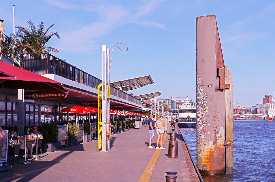 Der Anleger an den St. Pauli Landungsbrücken in Hamburg mit der Brücke 1