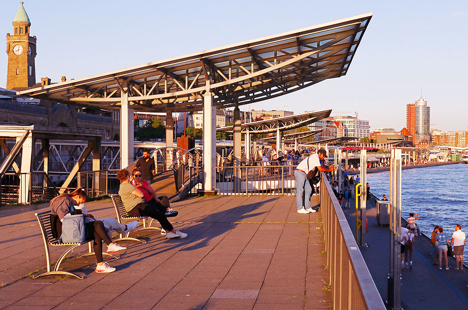Auf dem Anleger der St. Pauli Landungsbrücken in Hambug