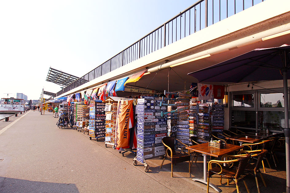 Auf dem Anleger an den St. Pauli Landungsbrücken in Hamburg