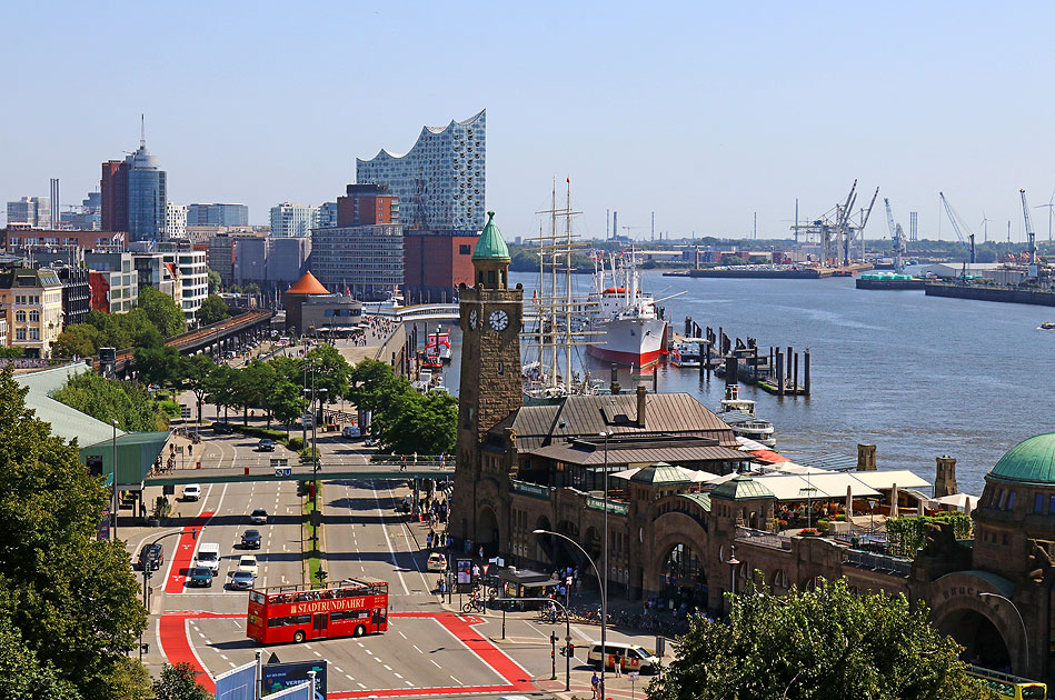 Die St. Pauli Landungsbrücken in Hamburg