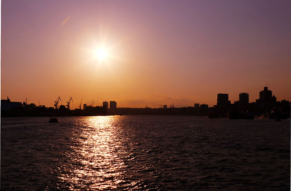 Sonnenuntergang an den St. Pauli Landungsbrücken in Hamburg