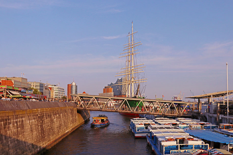 Die Bücke 2 an den St. Pauli Landungsbrücken in Hamburg