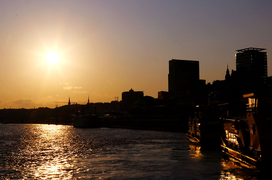 Die Abendsonne an den St. Pauli Landungsbrücken in Hamburg