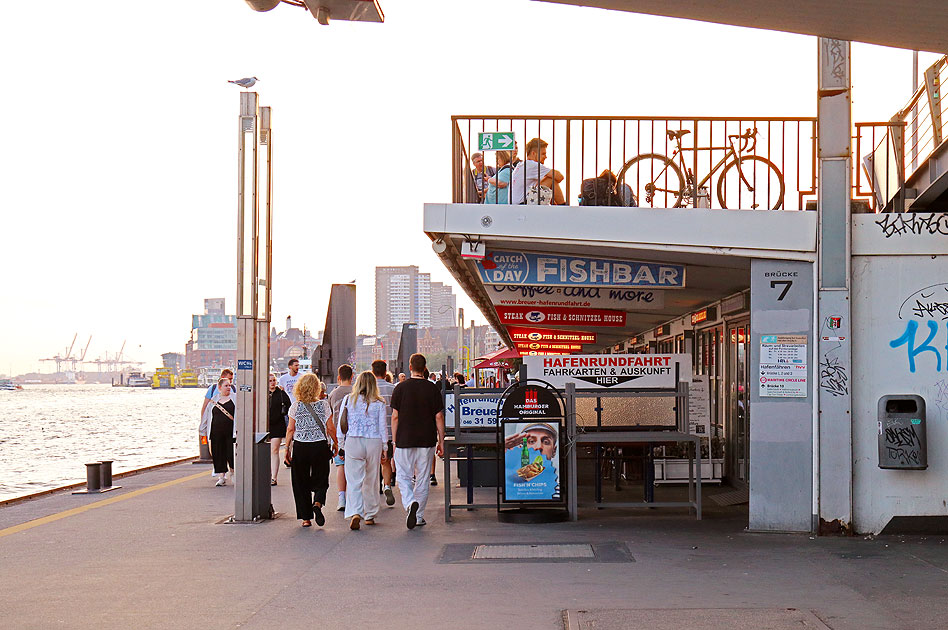 Die Brücke 7 an den St. Pauli Landungsbrücken in Hamburg