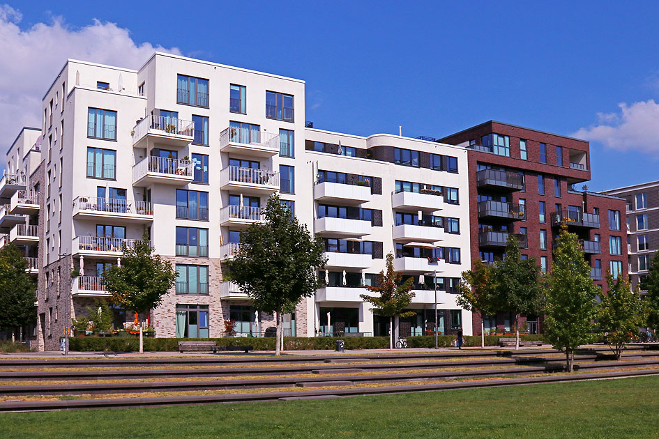 Der Quartierspark Mitte Altona und die Emma-Poel-Straße in der Neue Mitte Altona