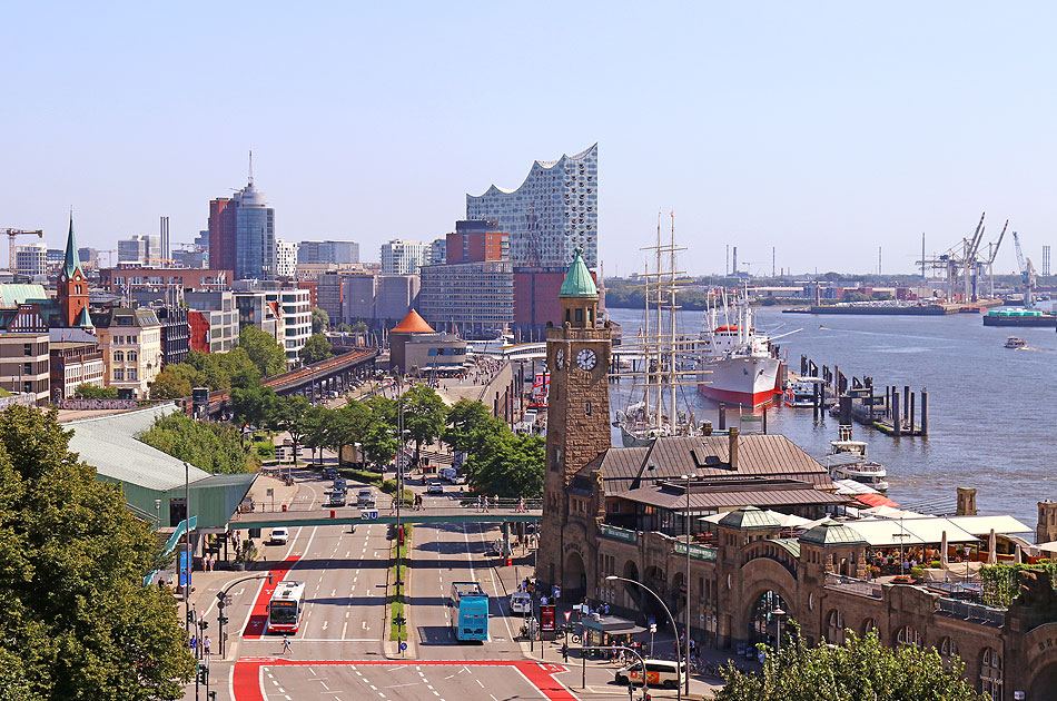 Die St. Pauli Landungsbrücken in Hamburg
