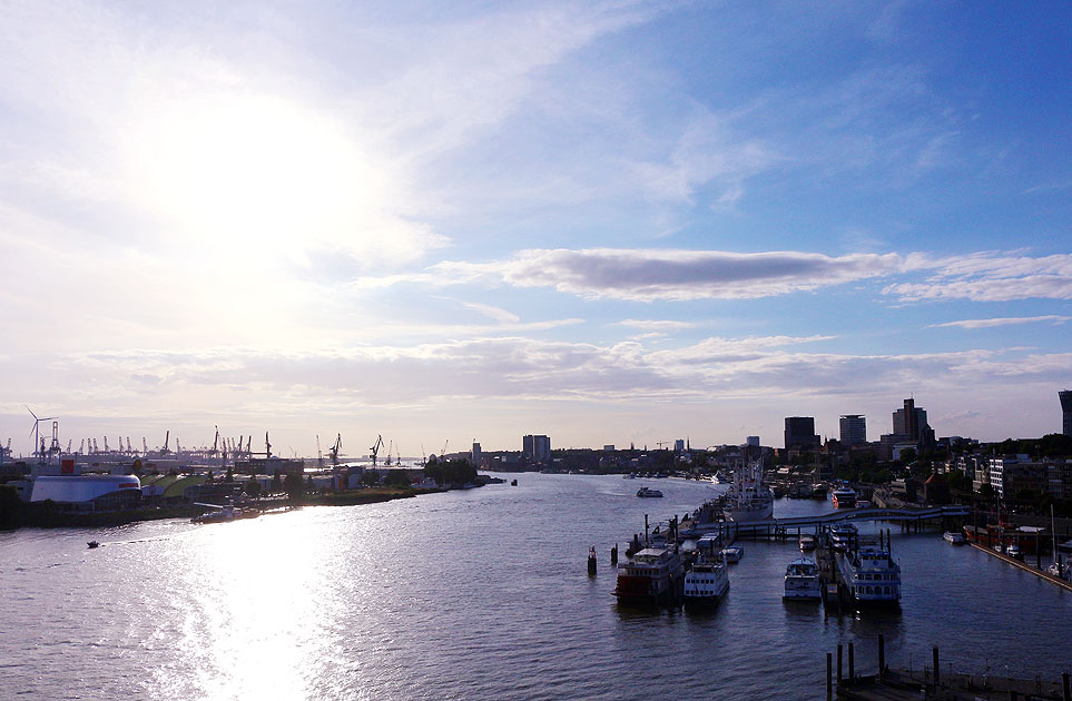 Der Blick über die Elbe in Richtung Nordsee und rechts die Überseebrücke und die Landungsbrücken