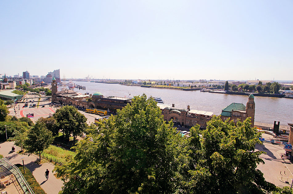Die St. Pauli Landungsbrücken in Hamburg