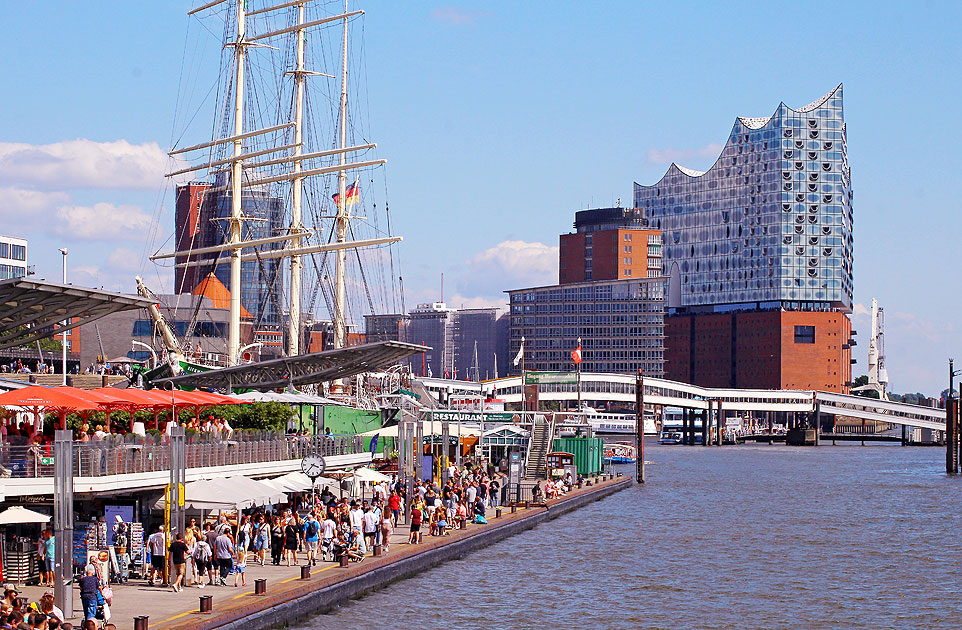 Die Landungsbrücken und die Elbphilharmonie in Hamburg