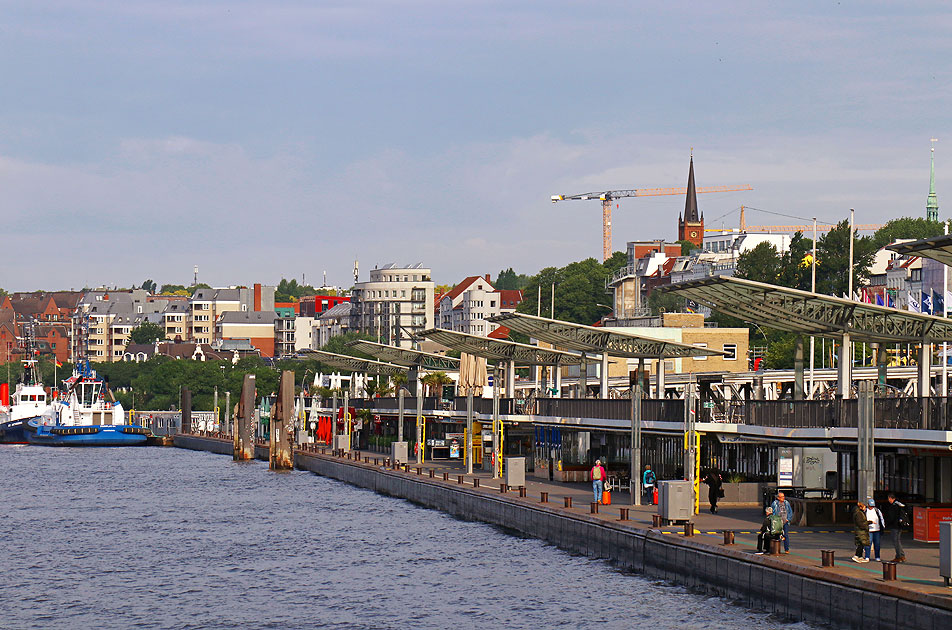 Auf dem Anleger an den St. Pauli Landungsbrücken