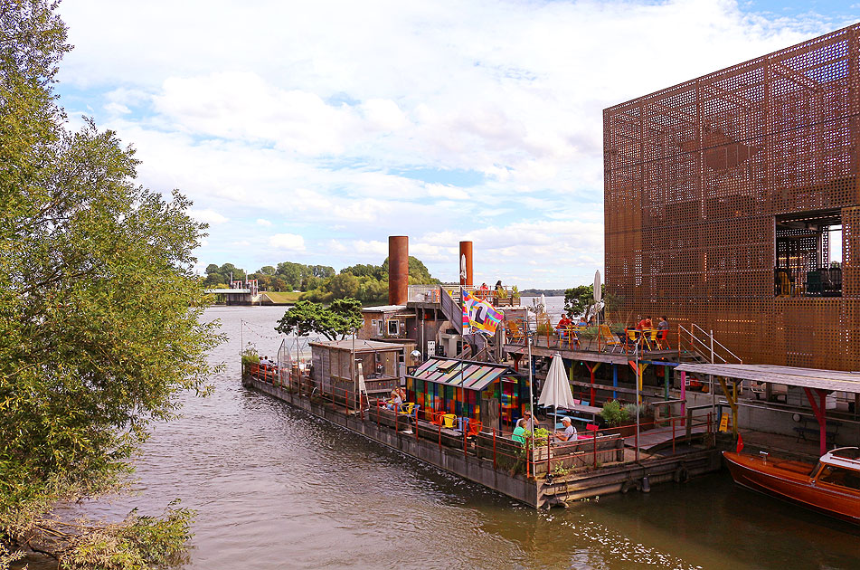 Das schwimmende Cafe Entenwerder 1 am Entenwerder Elbpark