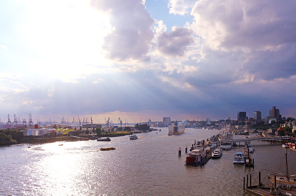 Die Elbe und die Landungsbrücken in Hamburg